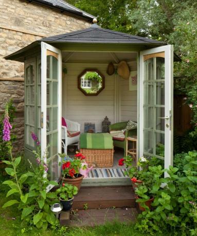 บ้านพักตากอากาศหลังเล็กในสวนอังกฤษ