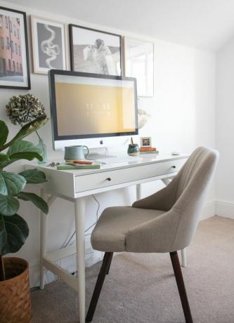 pomysły na domowe biuro: białe biuro z szarym krzesłem