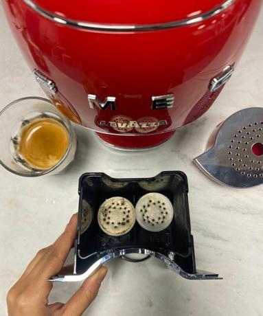 Снимка отгоре на Smeg Lavazza A Modo Mio с използвани перфорирани капсули за кафе