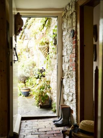 входная дверь в сад из кирпичного коридора