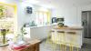 Igazi otthon: színes, nyitott konyhai átalakítás