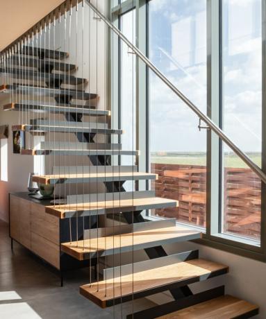 רעיון מעקה מתכת למדרגות עם מדרגות עץ מרחפות