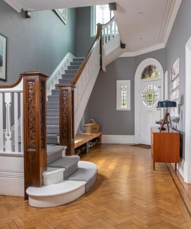 जेम्स लॉकवुड और मैट टकर ने एक उपेक्षित अवधि के घर को एक आकर्षक और रंगीन आधुनिक घर में बदल दिया है