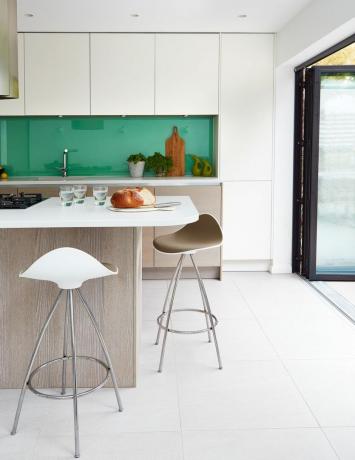 Разширението за стъклена кутия на Сара Брукс преобрази кухнята в дома си в Лондон