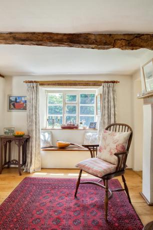 Windsor silla y vigas en la cabaña con techo de paja del siglo XVII.