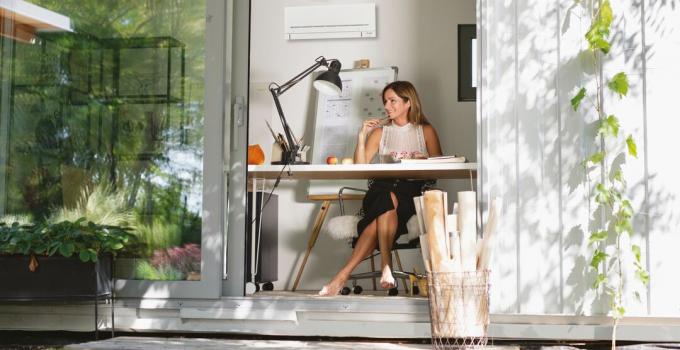 Klimatska naprava mitsubishi electric hladi domačo pisarno v vrtni sobi