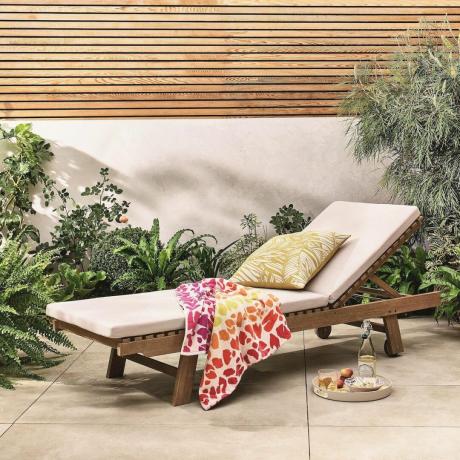 Chaise longue dans le jardin serviette de plage à imprimé léopard d'été avec coussin dans la clôture de réglage de patio de jardin