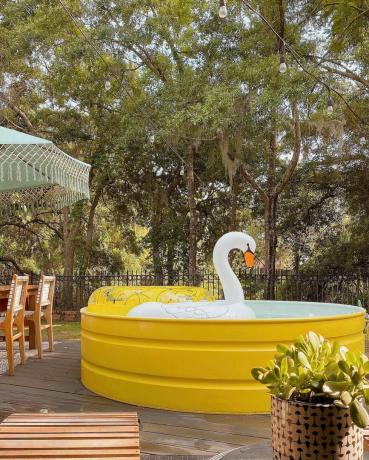 Piscina de tanque amarelo com um cisne inflável