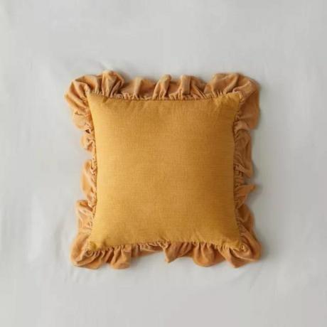 Желтая декоративная подушка