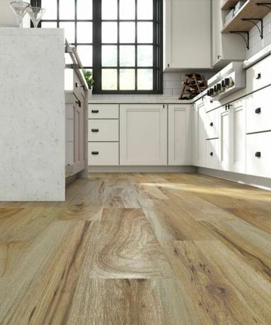 witte keuken met vinylvloer met houteffect van Lowes