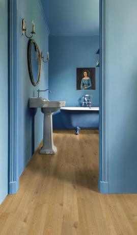 blaues Badezimmer mit traditionellem Bodenbelag mit Badewanne und Waschbecken