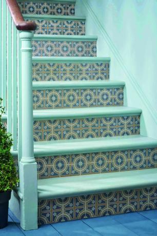 Barevné schody malované v mátovém odstínu s nápadem na decoupage papír na stoupačkách