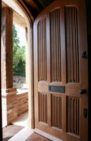 स्टुअर्ट अंदरूनी से लकड़ी के सामने का दरवाजा