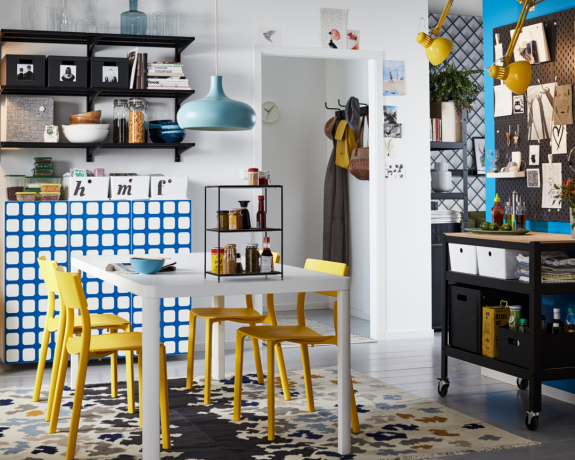 साझा अपार्टमेंट आवास में पीले और नीले रंग की योजना में भोजन क्षेत्र