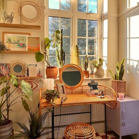 @danisdomain zeigt auf Instagram einen Schlafzimmerwaschtisch neben einem Fenster mit Boho-Elementen