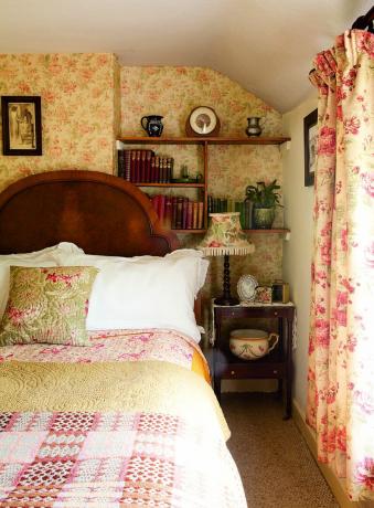 dormitorio de cabaña con estampados florales