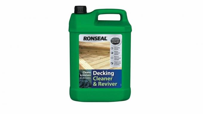 Ronseal Decking Cleaner & Reviver este cel mai bun detergent pentru terase pentru revigorarea lemnului