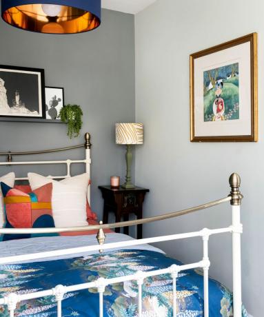 ห้องนอนแขกของ Andrea Wilson ได้รับการปรับปรุงใหม่ให้มีสีสันและอบอุ่น