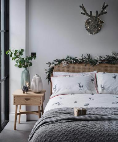 rendier fairy light muurbevestiging boven bed in een grijze slaapkamer - John Lewis