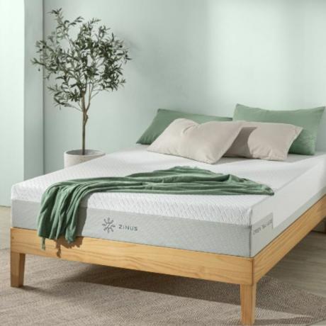 El mejor colchón que se ofrece en el dormitorio en la foto de estilo de vida del marco de la cama 