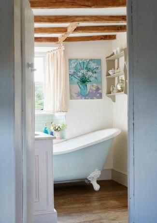 рулонна ванна з кімнатою з дерев’яних балок