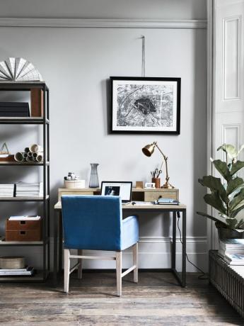 Hjemmekontor med skrivebord og polstret stol