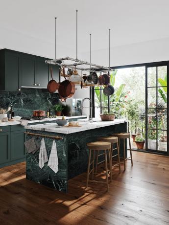 Una cucina grigio/verde con un'isola cucina in marmo verde con un piano di lavoro in marmo con finestre in stile crittal
