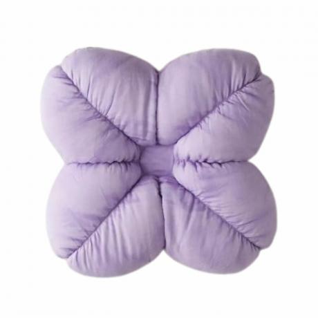 紫の花の形のクッション
