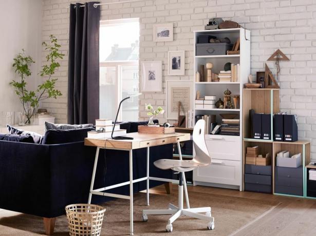 Ikea skrivebord i et kontorrom i en stue