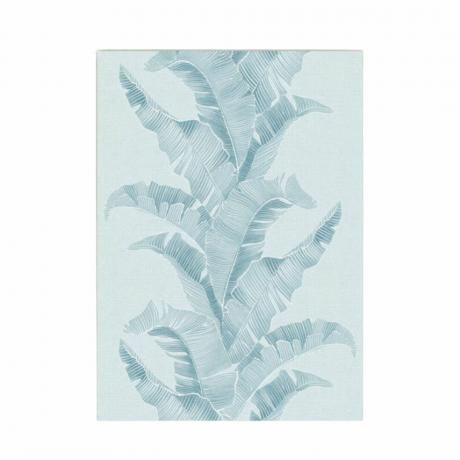 Um tapete azul com estampa de folha de palmeira