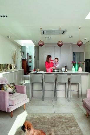 virtuves ēdamistaba ar rozā samta krēslu
