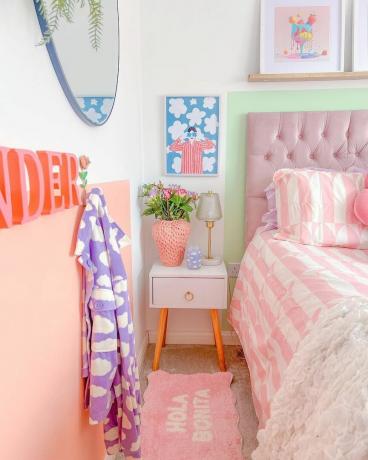 Kleurrijke slaapkamer met nachtkastje