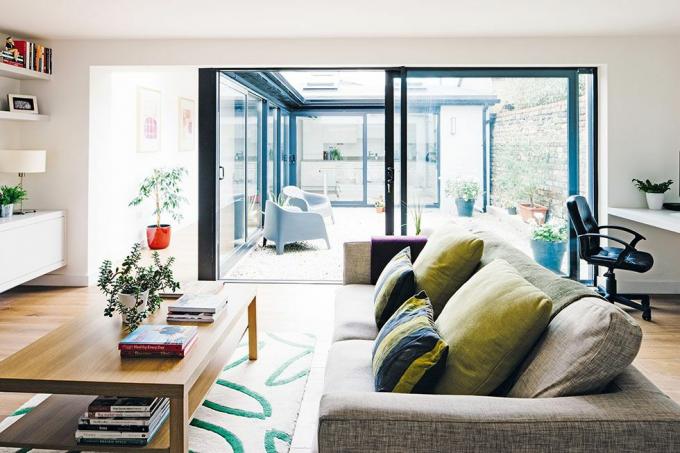 Gerenoveerde moderne woonkamer met buitenatrium