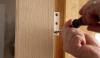 Cómo colgar una puerta: 6 pasos para reemplazar una puerta usted mismo