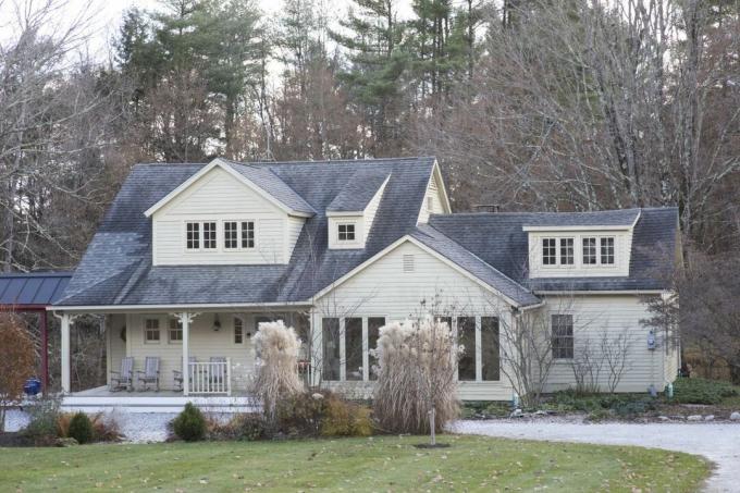 vanjski pogled na seosku kuću New England s trijemom