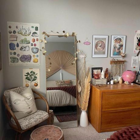 Boho havası, duvar dekoru ve ahşap mobilyalarıyla küçük alanlı daire