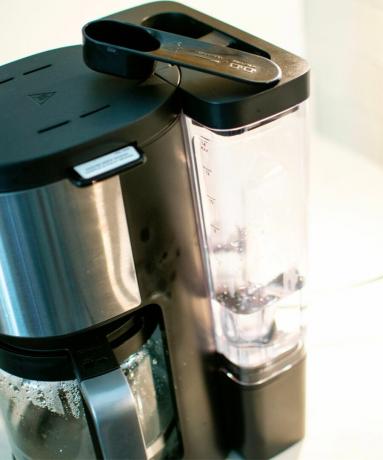 Närbild av Ninja® Programmerbar XL 14-kopps kaffebryggare PRO vattentank