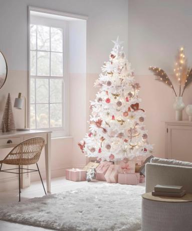 עץ חג המולד לבן עם עיטורים ורודים ואדומים
