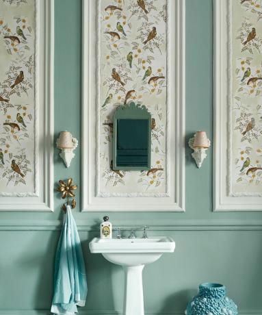 Vaaleanvihreä kylpyhuone kukka-decoupage-tapettipaneeleilla