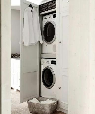mici idei de spălătorie - mașină de spălat și uscător de rufe într-un dulap - neptun