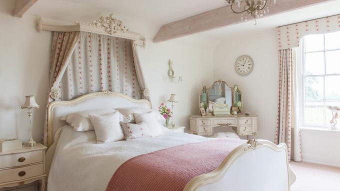 कोरोनेट और देशी फील के साथ फ्रेंच शैली का बेडरूम