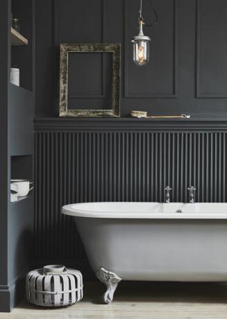 Черна баня със светло сива вана