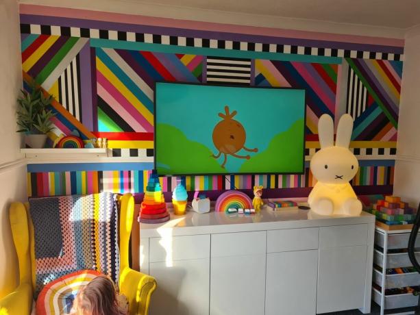 perete de sufragerie pictat colorat cu televizor