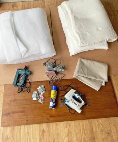 Herramientas y materiales para el cabecero de bricolaje colocados en el suelo.