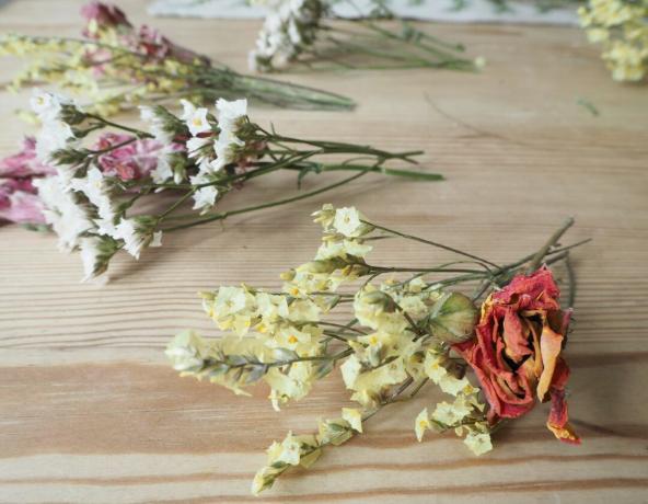 باقات صغيرة من الزهور المجففة على طاولة