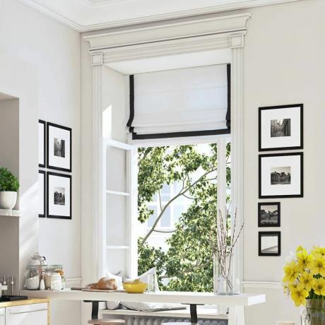 Svarte og hvite romanske nyanser i moderne kjøkken med klassisk veggkunst