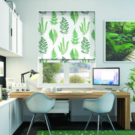 Angel Ferns Emerald Rollos mit Laubdruck im Büro mit Holztisch und ergonomischen hellblauen Schreibtischstühlen