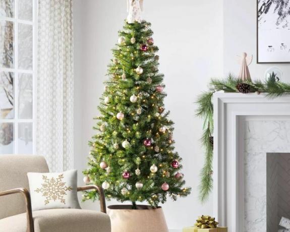 Weihnachtsbaum im neutralen Wohnzimmer