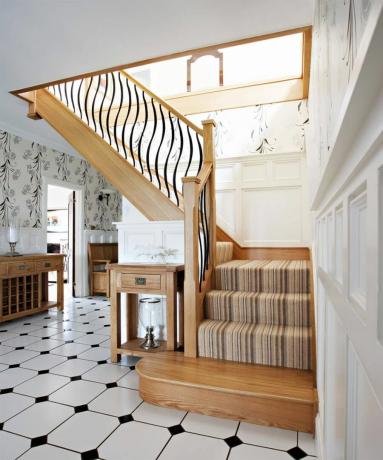 درابزين الدرج الخشبي والفولاذ المنحني المزخرف من تصميم نيفيل جونسون