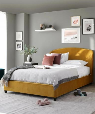 Horčicovo žltá zamatová posteľ king size s úložným priestorom od Danetti v sivej spálni
